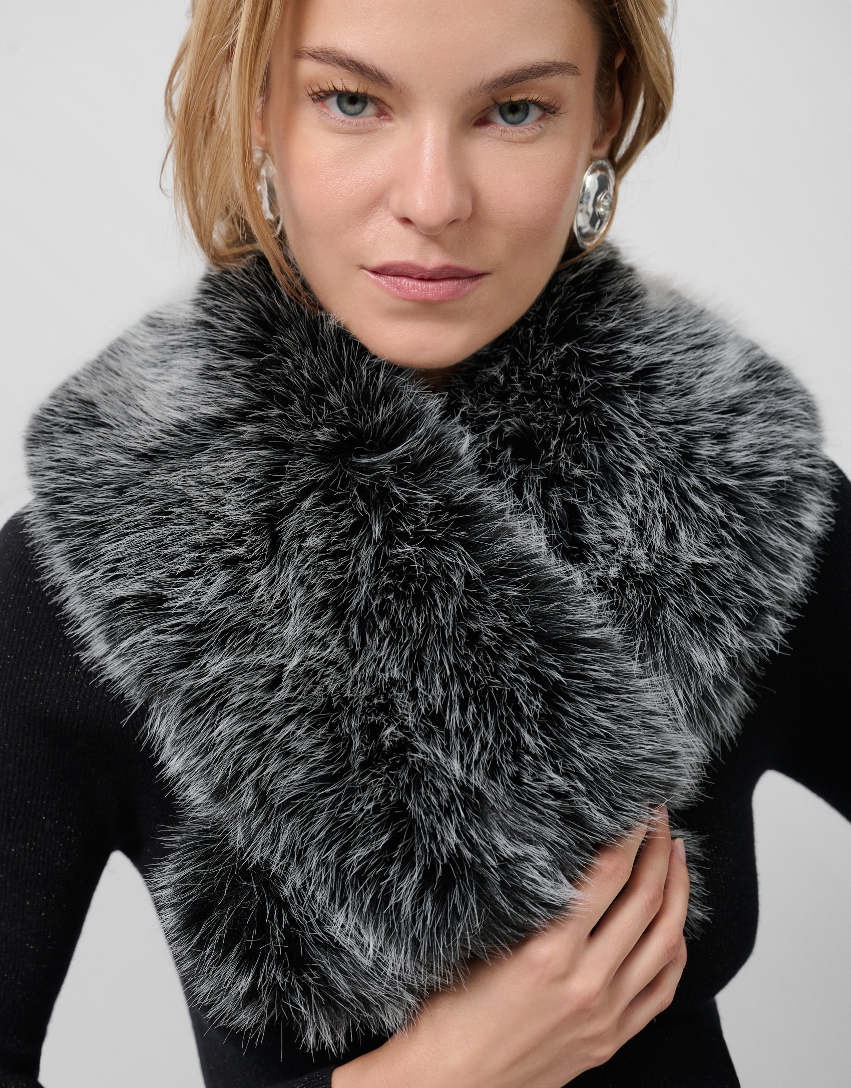 Rounded neck with dark grey fur effect