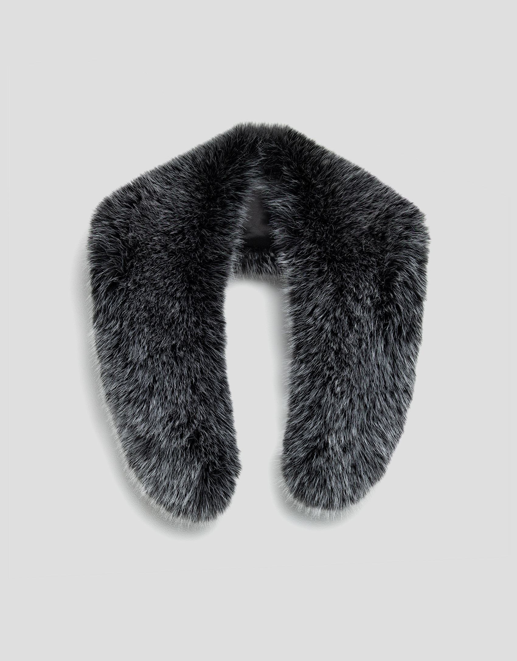 Rounded neck with dark grey fur effect
