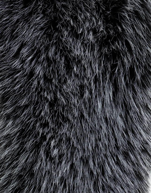 Rounded neck with dark grey fur effect
