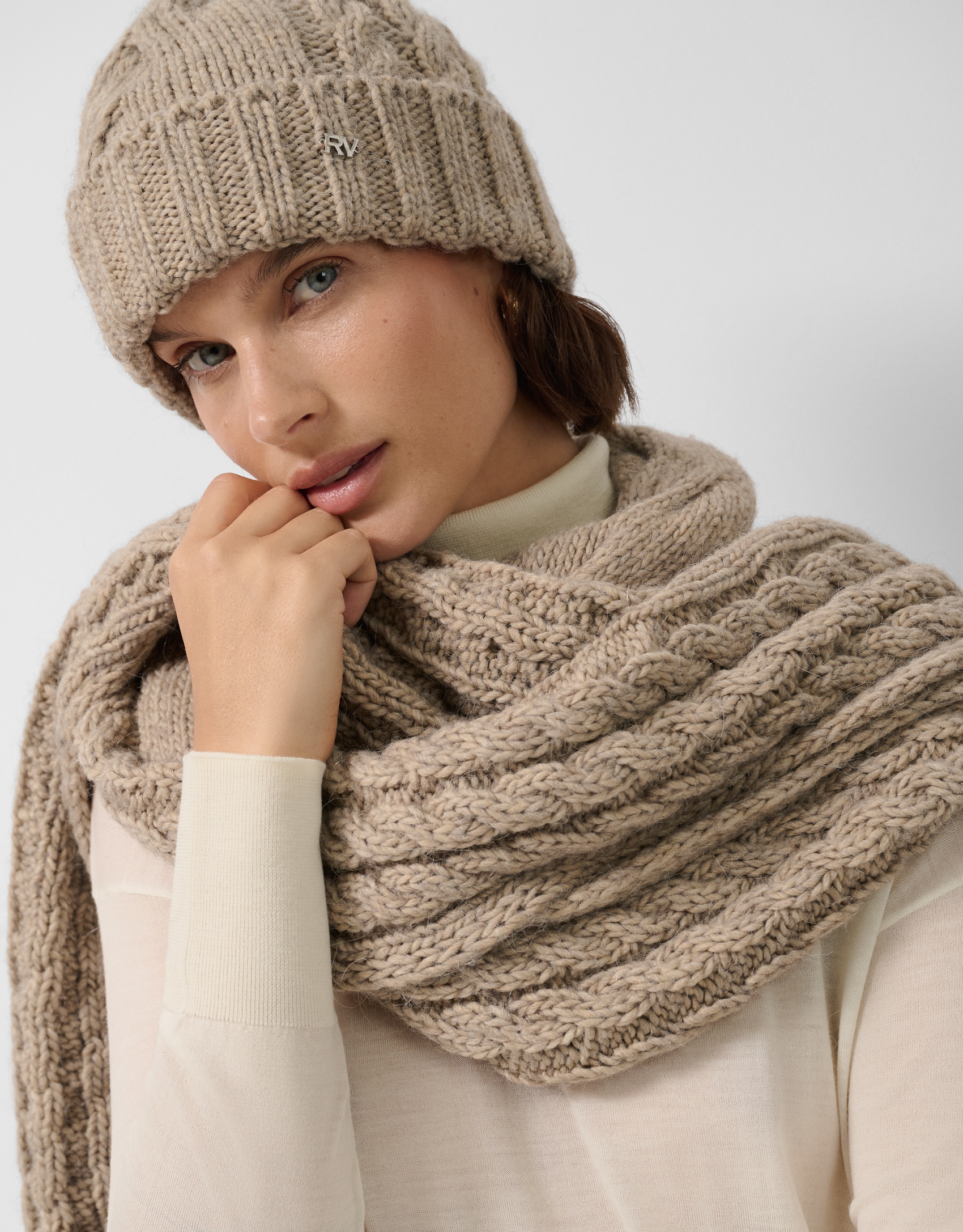 Bufanda en lana y alpaca beige con diseño de ochos