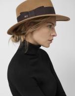 Sombrero ala ancha fieltro cámel con lazo a tono