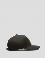 Visera nailon verde con logo en relieve