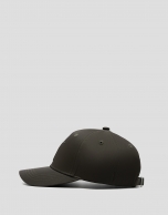 Visera nailon verde con logo en relieve