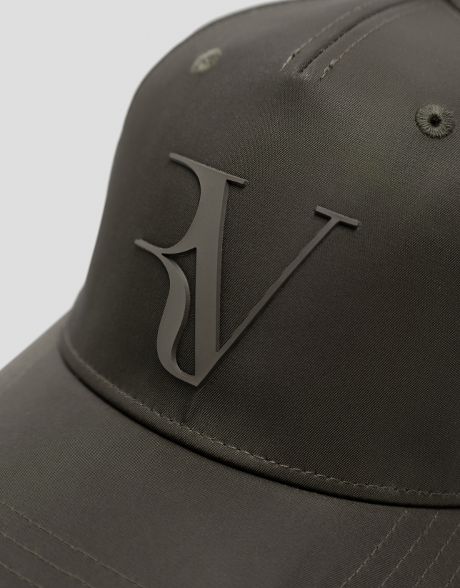 Visera nailon verde con logo en relieve