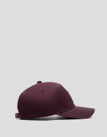 Visera nailon burdeos con logo en relieve