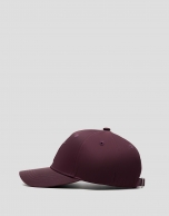 Visera nailon burdeos con logo en relieve