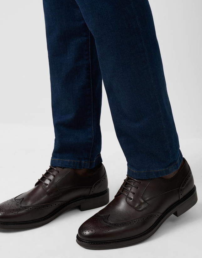 Zapato en piel marr&oacute;n estilo blucher picados