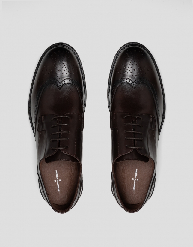 Zapato en piel marr&oacute;n estilo blucher picados