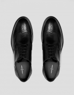 Zapato en piel negro estilo blucher picados