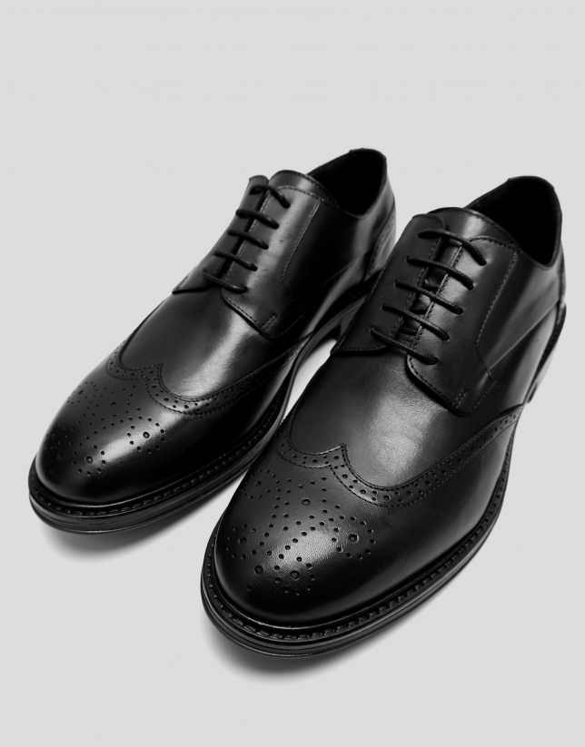 Zapato en piel negro estilo blucher picados
