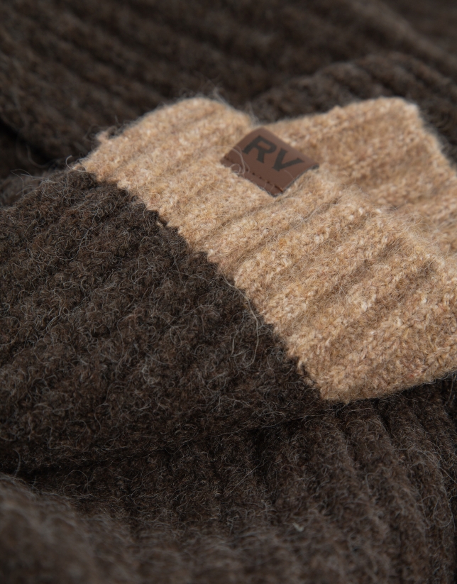 Brown scarf with ecru stripe