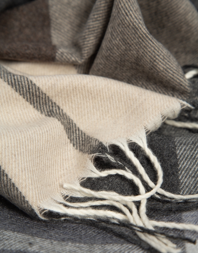 Natural-toned checkered scarf with fringed trim