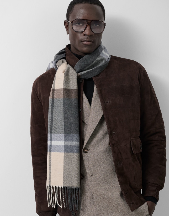 Natural-toned checkered scarf with fringed trim