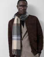 Natural-toned checkered scarf with fringed trim
