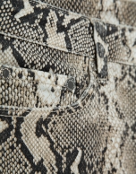 Pantal&oacute;n cinco bolsillos animal print c&aacute;mel