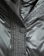 Plumifero corto con capucha gris