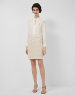 Falda corta trama beige con hilo fantas&iacute;a