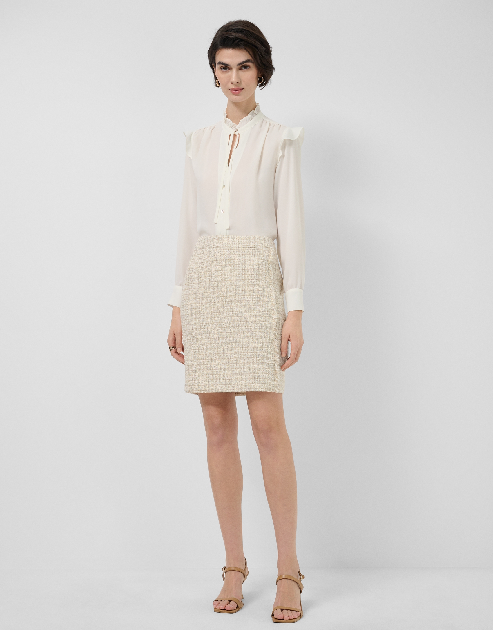 Short skirt in beige weave with fancy thread