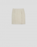 Short skirt in beige weave with fancy thread