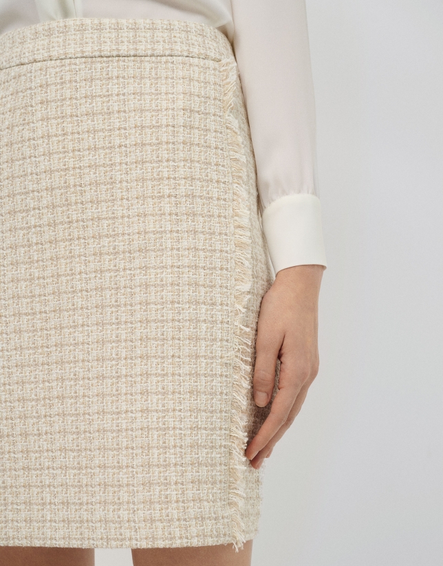 Short skirt in beige weave with fancy thread