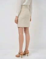 Falda corta trama beige con hilo fantas&iacute;a