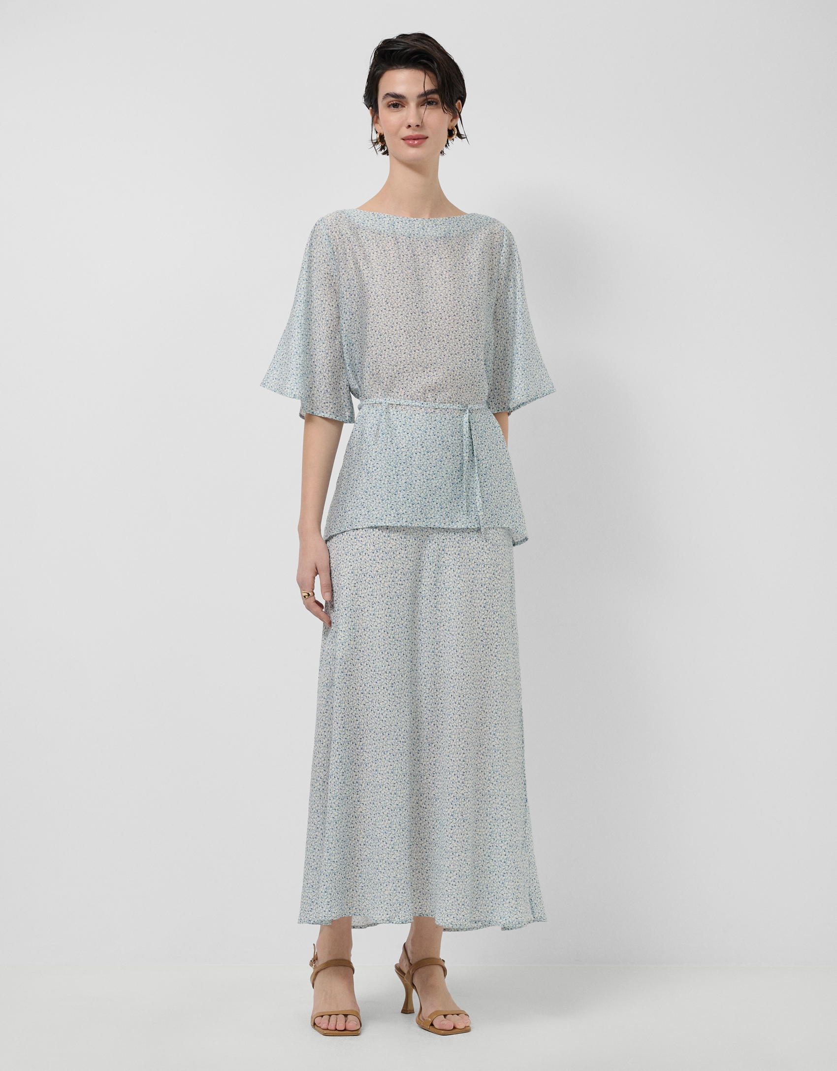 Midi skirt with slits in blue-toned printed crepe