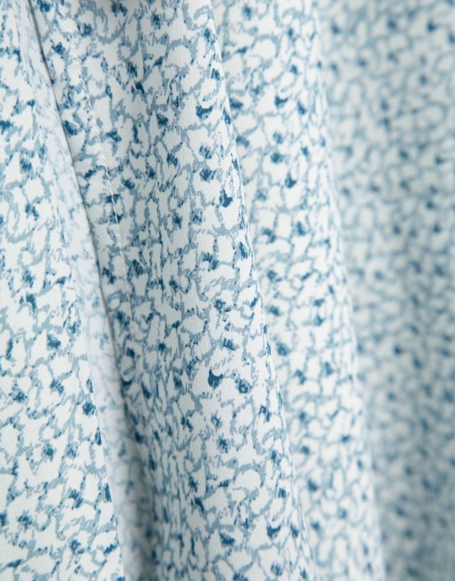 Falda midi con aberturas en crep&eacute; estampado tonos azules