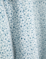 Falda midi con aberturas en crep&eacute; estampado tonos azules