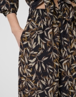 Pantal&oacute;n palazzo crep&eacute; estampado hojas tonos marrones