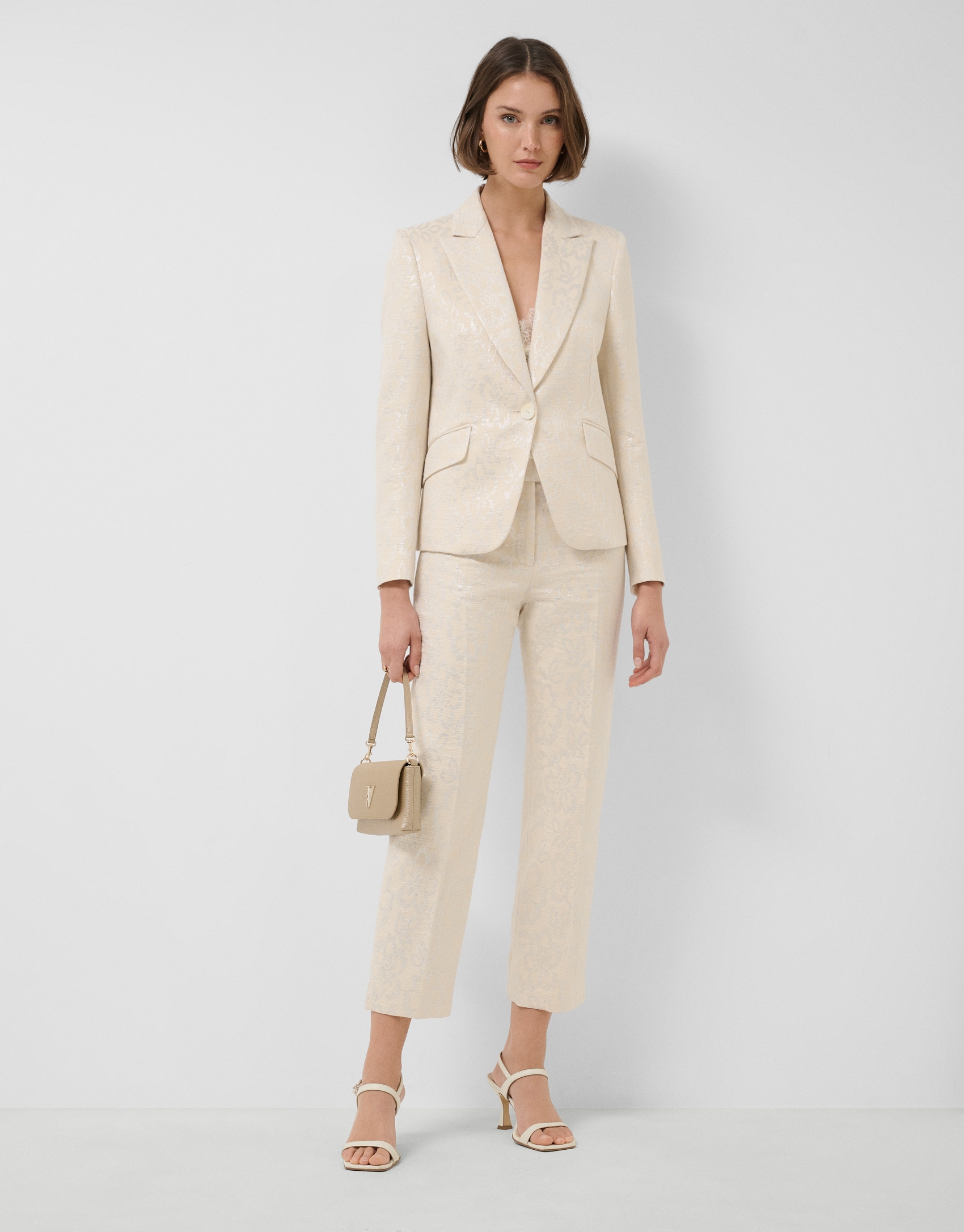 Pantal&oacute;n recto beige jacquard floral hilo metalizado