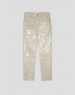 Pantal&oacute;n cinco bolsillos c&aacute;mel con dibujo laminado plata