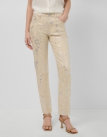 Pantal&oacute;n cinco bolsillos c&aacute;mel con dibujo laminado plata