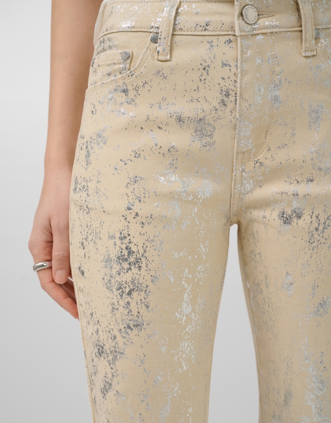 Pantal&oacute;n cinco bolsillos c&aacute;mel con dibujo laminado plata