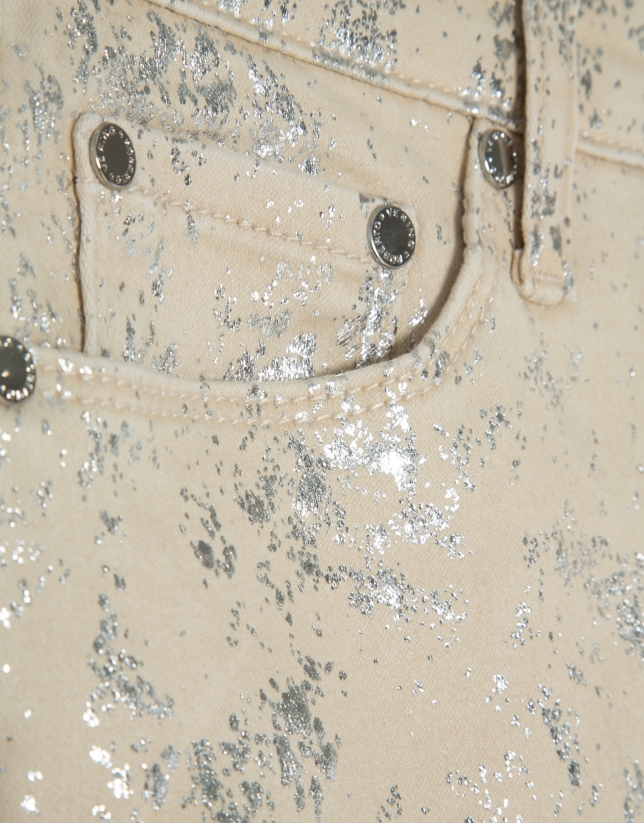 Pantal&oacute;n cinco bolsillos c&aacute;mel con dibujo laminado plata