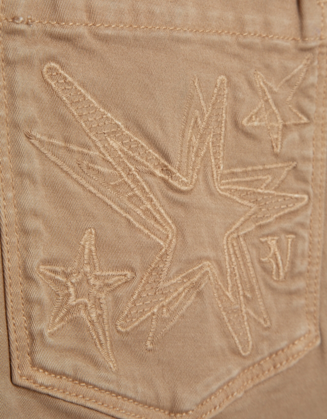 Pantal&oacute;n pitillo cinco bolsillos algod&oacute;n c&aacute;mel