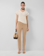 Pantal&oacute;n pitillo cinco bolsillos algod&oacute;n c&aacute;mel