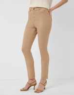 Pantal&oacute;n pitillo cinco bolsillos algod&oacute;n c&aacute;mel