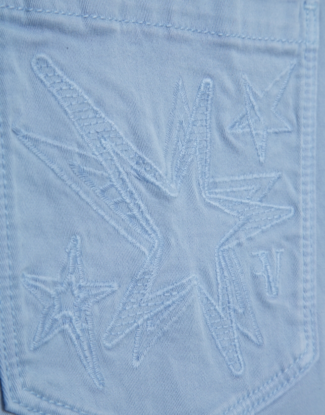 Pantal&oacute;n pitillo cinco bolsillos algod&oacute;n azul