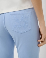 Pantal&oacute;n pitillo cinco bolsillos algod&oacute;n azul