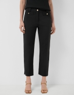 Pantal&oacute;n con tapetas en tejido t&eacute;cnico negro