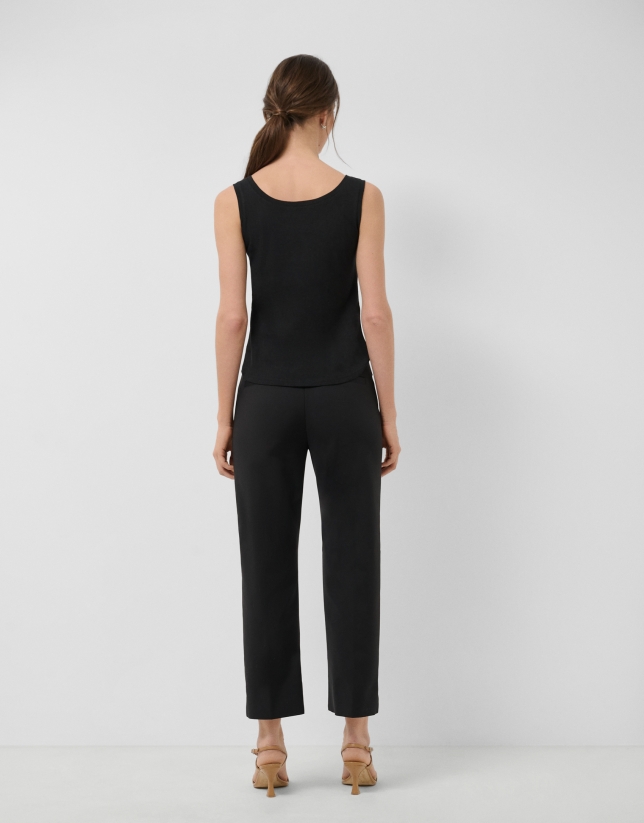 Pantal&oacute;n con tapetas en tejido t&eacute;cnico negro