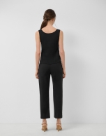 Pantal&oacute;n con tapetas en tejido t&eacute;cnico negro