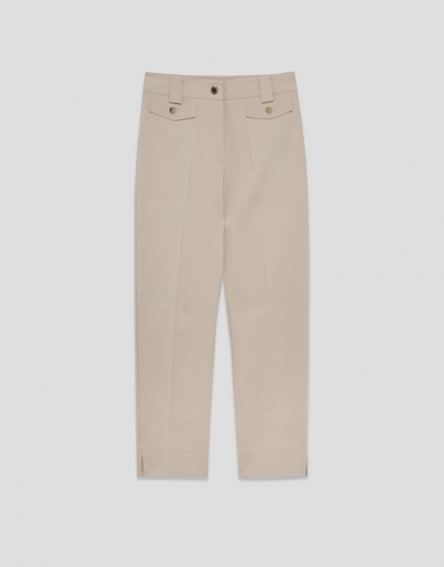 Pantal&oacute;n con tapetas en tejido t&eacute;cnico beige