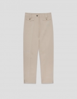Pantal&oacute;n con tapetas en tejido t&eacute;cnico beige