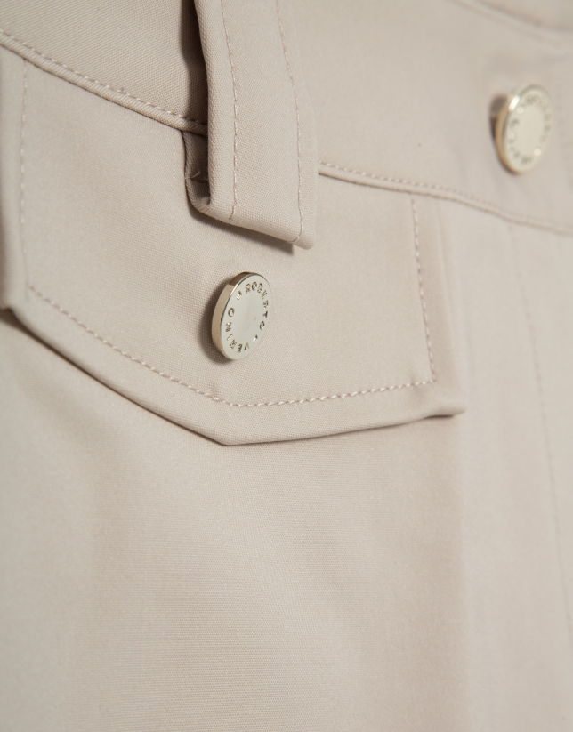 Pantal&oacute;n con tapetas en tejido t&eacute;cnico beige