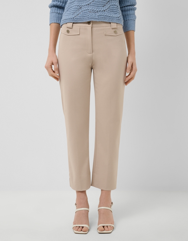 Pantal&oacute;n con tapetas en tejido t&eacute;cnico beige