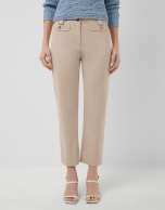 Pantal&oacute;n con tapetas en tejido t&eacute;cnico beige