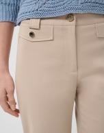 Pantal&oacute;n con tapetas en tejido t&eacute;cnico beige