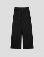 Pantal&oacute;n vaquero ancho negro con hilo l&uacute;rex