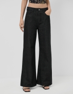 Pantal&oacute;n vaquero ancho negro con hilo l&uacute;rex